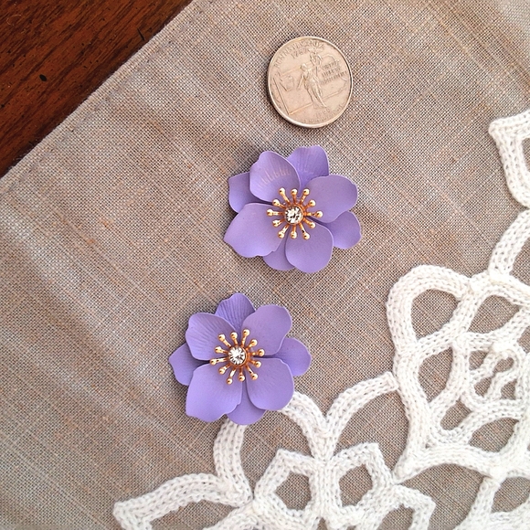 💥SALE💥Lavender Flower NEW With Gold & White Rhinestone Stud Earrings - Picture 3 of 4